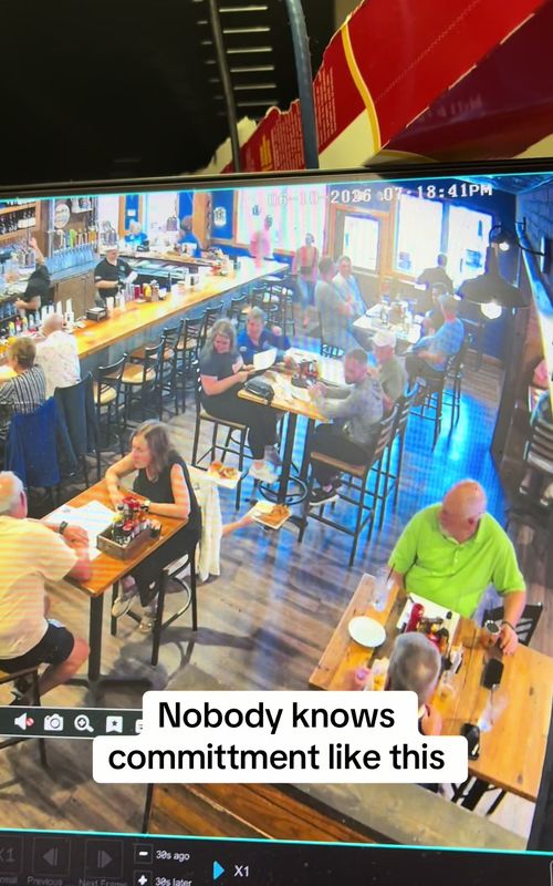 Our food runners >>>> #finsbethany #bethanybeach #serverlife #fyp #restaurant 