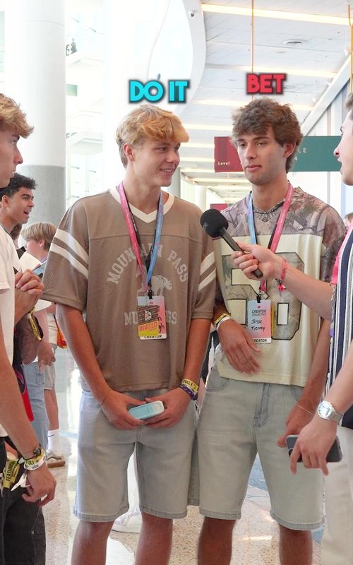 Trivia game with @Gavin Magnus @braydenwhaley @Haven Lough @jesse tierney at @VidCon #VidCon #manonthestreet #streetinterview 