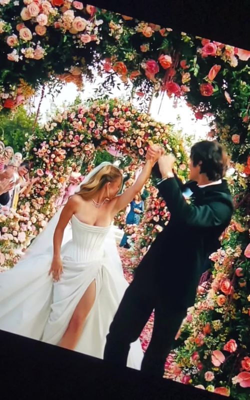 i felt bad for cassie when she was being walked down the aisle 😭 this wedding is so tacky though #fyp #xyzabc #jacobelordi #saltburn #felixcatton 