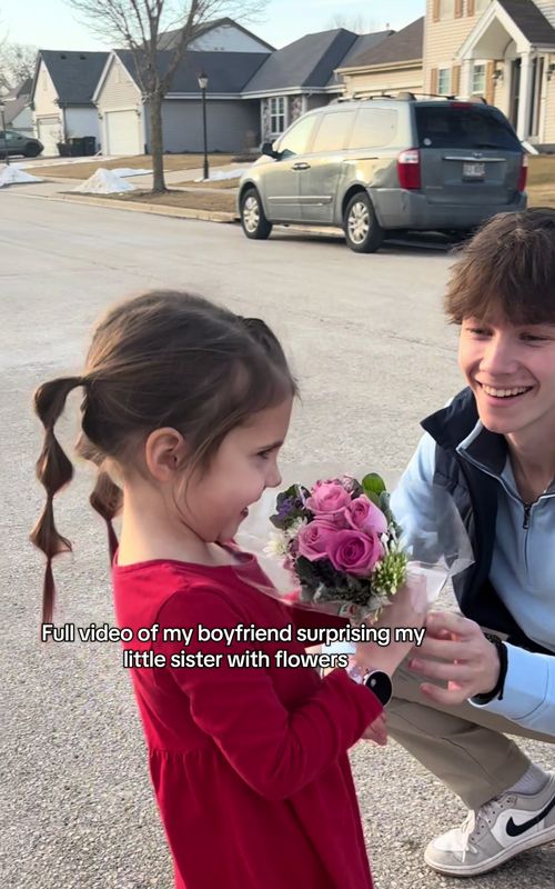 for those of you who loved the video, this is the longer version of it🥹 #littlesister #ValentinesDay #boyfriend #couple #flowers 