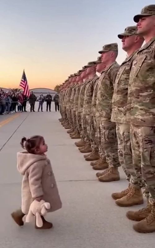 Tiny Girl Hugs Father at Military Ceremony – Pure Emotion#MilitaryDad #ToddlerHug #FamilyFirst #EmotionalVideo #ViralContent