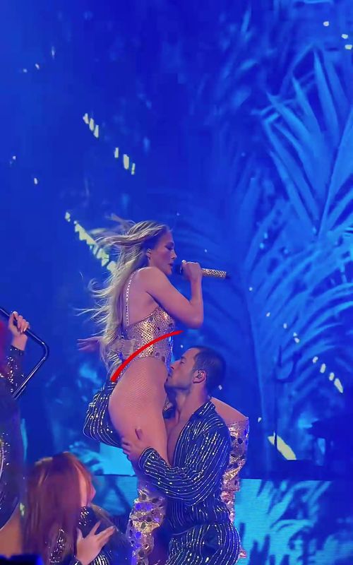 Did you know why Jennifer Lopez only allows that particular dancer to kiss and touch her on stage?#news#famous#UnitedStates#us#usatiktok