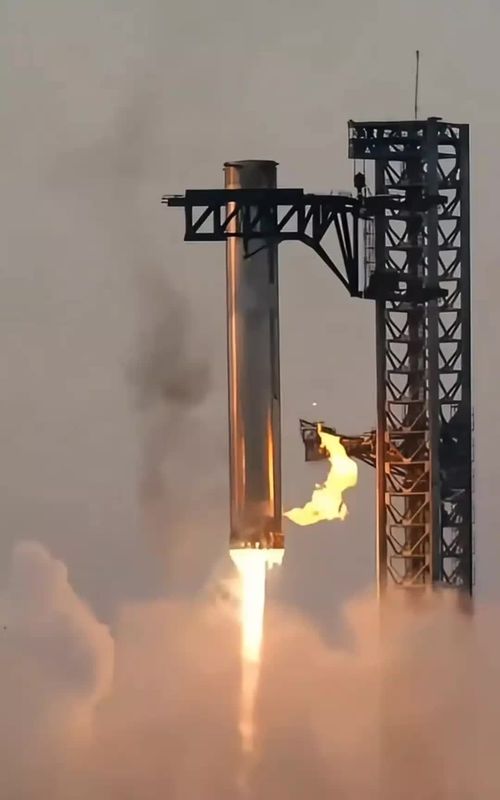 This incredible moment shows precision, speed, and perfect timing.#SpaceX #artemis  #nasa  #Technology #Engineering 
