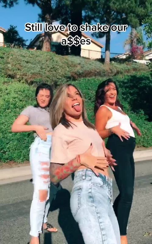 Grab some chicken nuggets and stay a while 🤗 #queenteam #womensupportingwomen #momsoftiktok #UpTheBeat #fyp