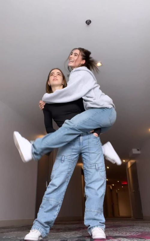 Have a beautiful SUNDAY world 🌎! My sister and I😂😂😂! Share this video to your friends and family who can relate 😁😁 Hope we make you smile this morning 🤣   We are @Ophé and @annflo_begin happy sisters and dancers from Québec in Canada 🇨🇦 Make sure to join our community for your daily dose of dance and good vibes 😎   #sisters #beginsistersofficial #dancevideo #danceduo #newdance #dancers   #goodvibes  #dancerlife #fypシ #fyp #fundance  #siblings #funnyvideos 