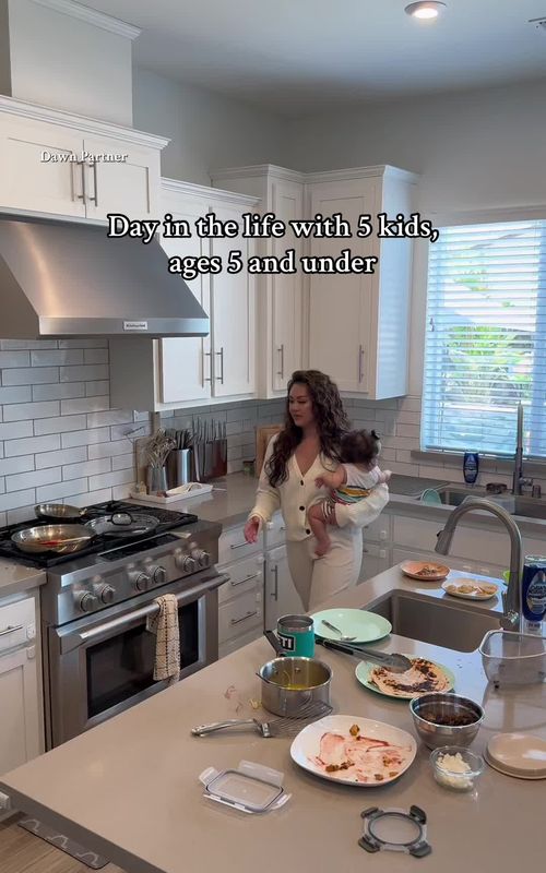 Day in the life with 5 under 5 #Dawn_Partner made easier with #DawnPowerSuds this is a game changer for big families with lots of dishes! Link in bio #workingmom #workingmomlife #momsbelike #toddlermom #motherhoodunfiltered #dayinthelife #momlife #CapCut 