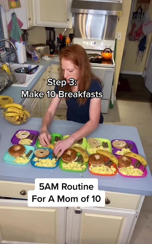 #36SecondsOfLightWork Does this count as a workout? #9to5 #MorningRoutine #LargeFamilyLiving #MomLife #MealPrep