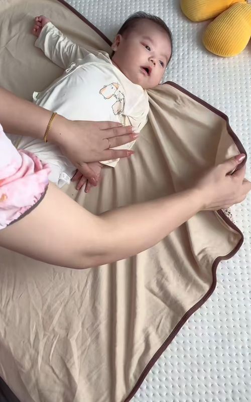 New parents, you must learn how to swaddle your baby. This will prevent your baby from waking up and making them sleep more soundly. They'll also be less likely to kick off the blanket and catch a cold. You can swaddle your baby this way with a sheet, a blanket, or a gauze towel. Let's learn! #NewbornCare #Swaddle #BabyInConfinement