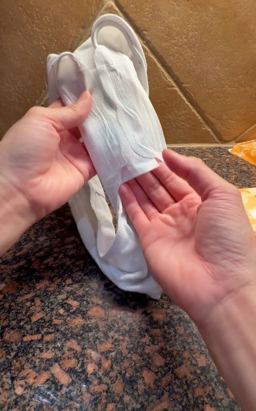 In case your mom couldn’t teach you. Remember this is so important to do !#lifehacks #viralhacks #momhacks #usefullifetips #pad 