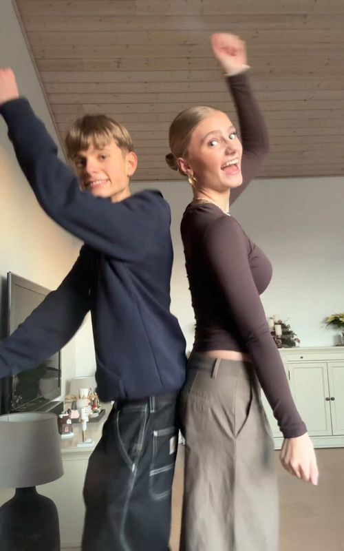 😜🕺#siblings #virałvideo #eeniemeenie #brothersister #fyp 