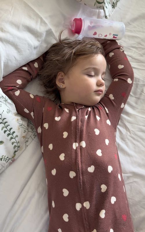 Mom Hack 💤 If you put a little butter on the pacifier… 😴 #momhack #momlife #babysleeping #momtips #lifehacks 