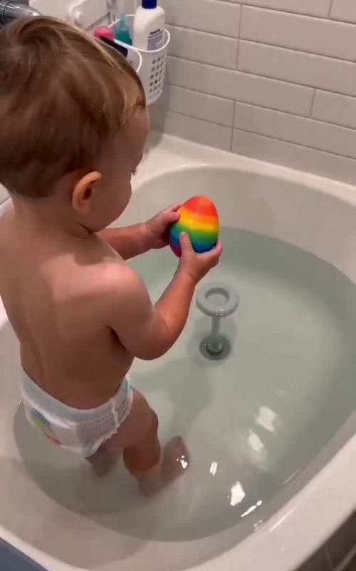 All-natural bath bombs for children are strangely satisfying #kids #luxury #bathbomb #toy #baby 