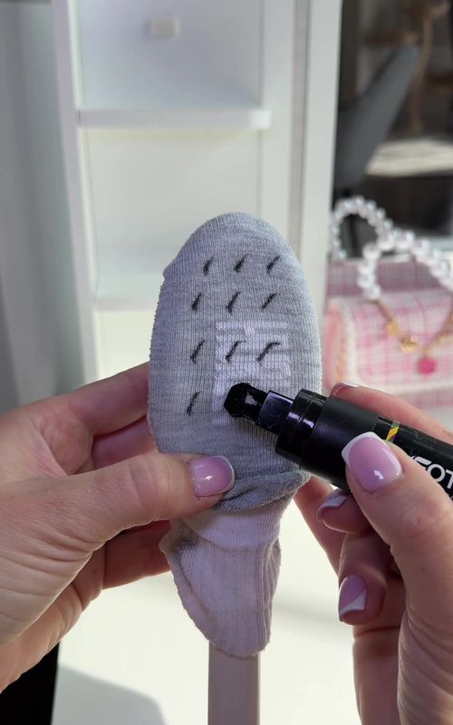 Mom hack I wish I knew sooner🥹#momhack #socks #lifehack #momtips #firsttimemom