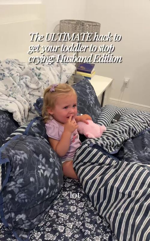 But “how many burgers does raccoon eat?” always does seem to do the trick. 🤣🤣🤣 #toddlerhacks #tantrums #parentingtips 