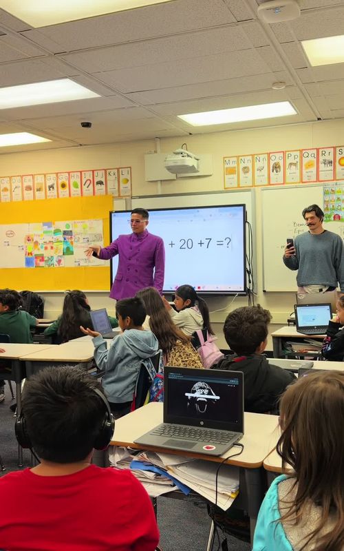 Teacher Sando has arrived! 🤣🕺🏻🇧🇷📚 20+20+20+7=67 I want to thank Lowell Elementary School for inviting to be a special guest to speak on career week and thanks to Vero for making this happen!! 🫶🏼🕺🏻