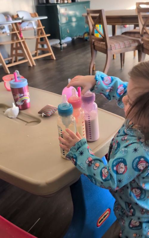 One of the best tips we got from another triplet mama was to color code our babies. It truly does make life so much easier, and now that they've learned the system things just got a lot easier and a lot cuter 🥹🥰 #triplets #tripletmom #parentinghacks #toddler #momhacks 