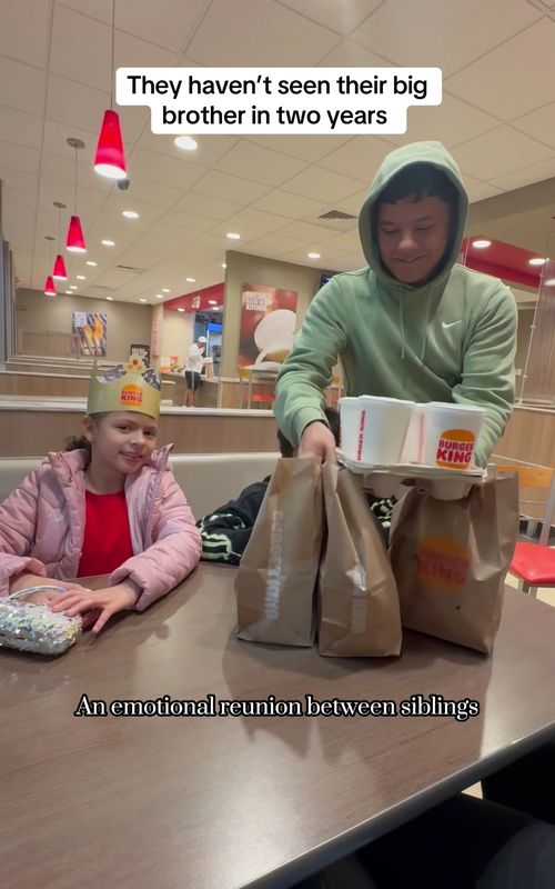 Emotional Sibling’s Surprise Reunion Will Bring Tears to Your Eyes!😭❤️#reuniongoals #siblinglove #familyreunion #tearjerker #emotionalmoments 