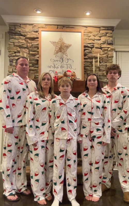 its finally christmas!! 🎅🎅@Carter’s #matchingpjs #getit #sweetener #christmas #family #2024 #trending #tiktokdance #dance 