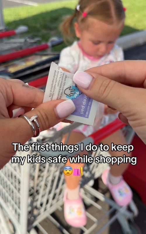 The first thing I do to keep my kids safe while shopping😨 Be careful #safety #momhack #MomsofTikTok #safetyfirst #lifehacks #babies safety kids mom hacks