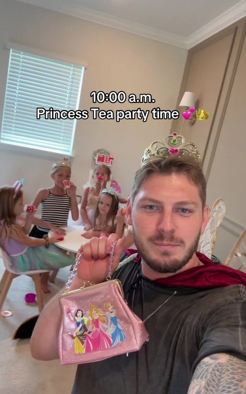 Does he win this trend? 😂💅🤴👑 #girldad #comedy #funny #family #parenting #parents #mom #dad #family 