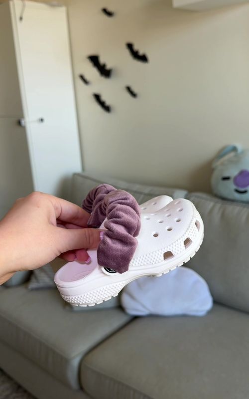 My favorite mom hack with crocs 🐊 My son loves it #momhacks #kidsoftiktok #babyshoes #crocs #tips 
