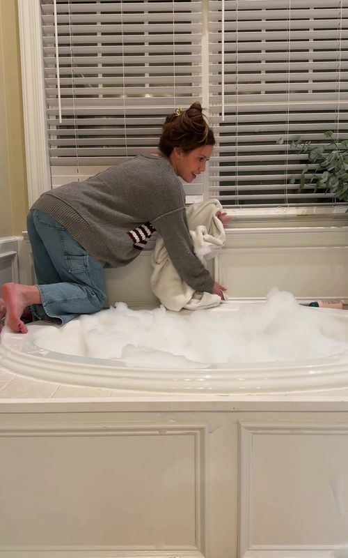 this jacuzzi bath in our new house🤣🫧#parenting #momlife #motherhood 