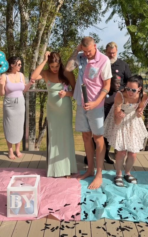 Couple confused at gender reveal results 😱 #couple #genderreveal #funny #family
