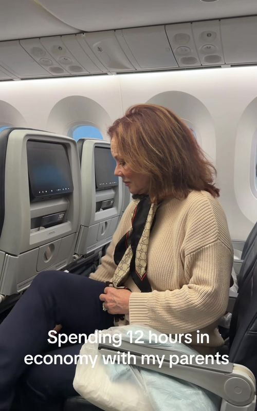 Spending 12 hours in economy with Kelli Finglass #longhaulflight #economyclass #travelingwithparents 