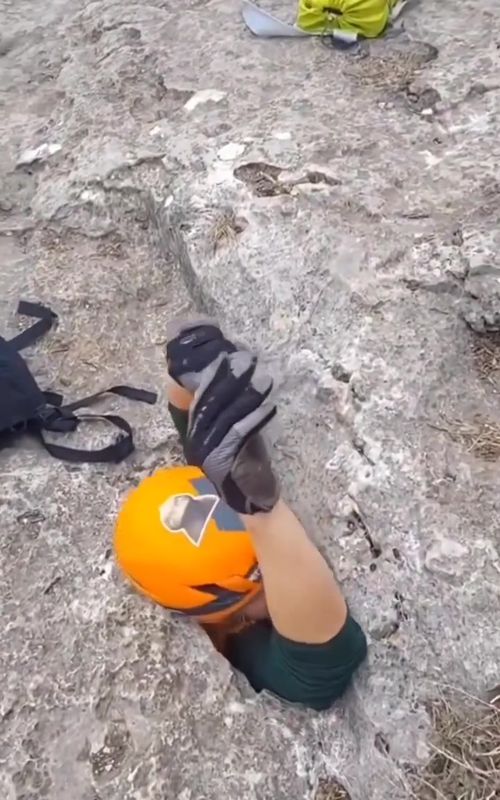 That's some tight squeeze 😳 (IG🎥: @maggie_mccullo) #extreme #unreel #tightsqueez #caveexploring #underworld 