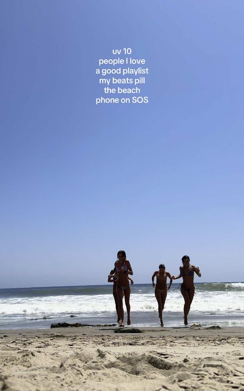 ur sign to grab your friends, go to the beach, and let the Pill set the tone @Beats by Dre #beatspartner #beachday 