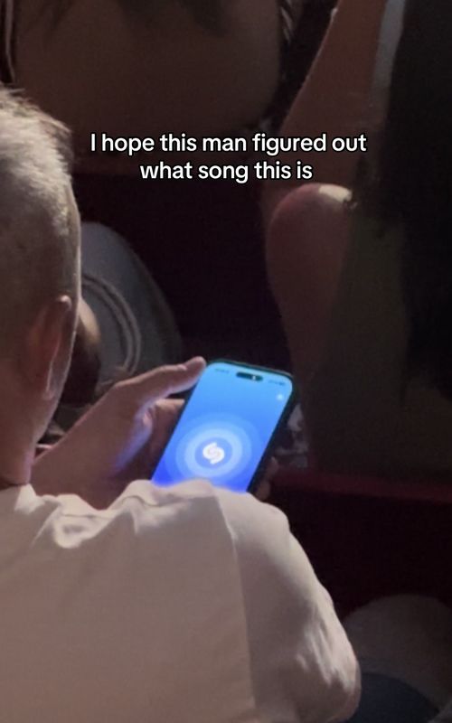 Should I help? . . . . #imaginedragons #worldtour #shazam #concert #budapest #hungary #loomtour #songs 