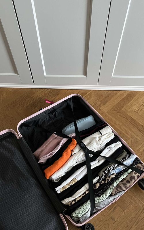Next time you’re traveling, try out this packing hack! I’m blown away! What are you favorite travel hacks?✈️ #travelhack #travelhacks #packinghack #packinghacks #bigsuitcasehack #packingtips #traveltips #traveltiktok #viral #viralpackinghack #travelvlog 