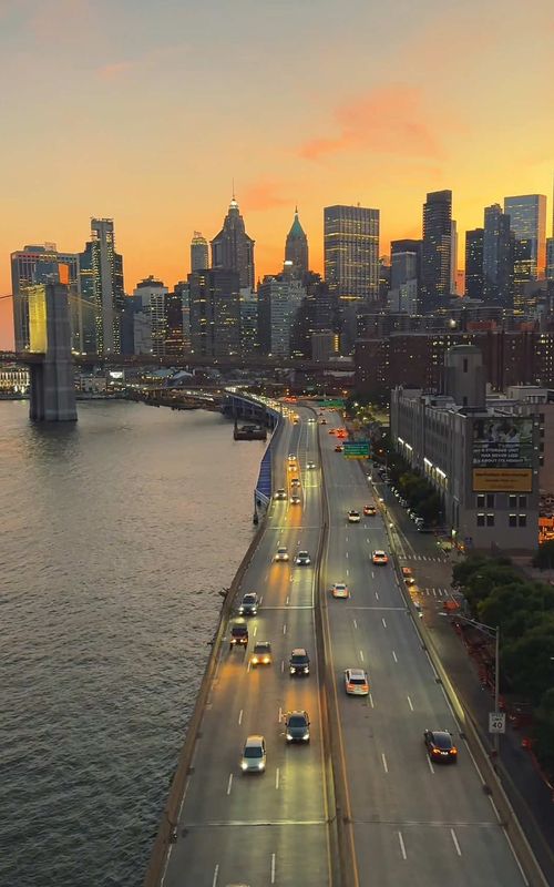 Manhattan Bridge views that make you fall in love with NYC all over again 🗽 ✨ #ManhattanBridge #NYCViews #NYC #NewYorkCity #CityVibes #SkylineViews #NYCLife #UrbanViews #TravelNYC #Cityscape"