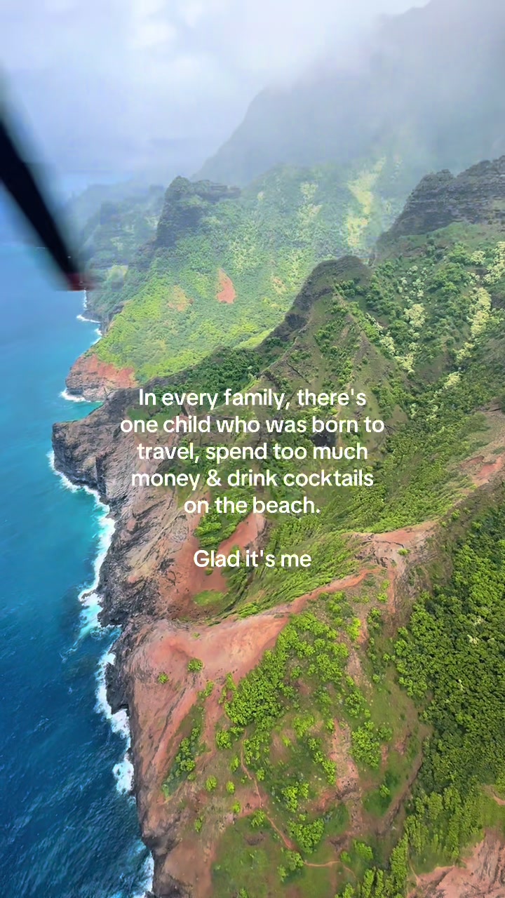 A life definitely worth living 🌺 #hawaii #kauai #napalicoast #helicopter #traveltok 
