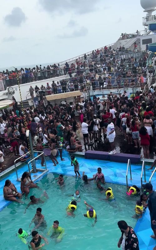 Love a ghetto carnival cruise 🥰🥰 I just want to do hoodrat things with my friends!  #carnivalcruise #carnivalnassau #carnivalbahamas 