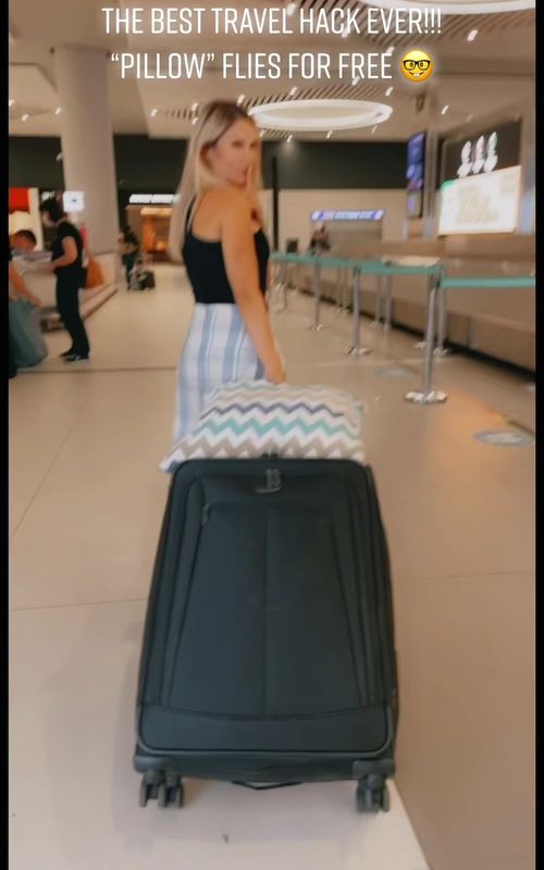 #travelhack #travelhacks #pillowtransformation #LifeHack #travellight #noonesgonnaknow #traveltips #travellife #traveltip
