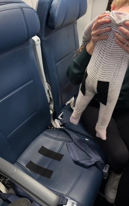 The best airplane travel hack #mom #momhack #hack #travelwithkids #kids #travel #baby #toddler #momlife #motherhood #MomsofTikTok #fyp #momtok