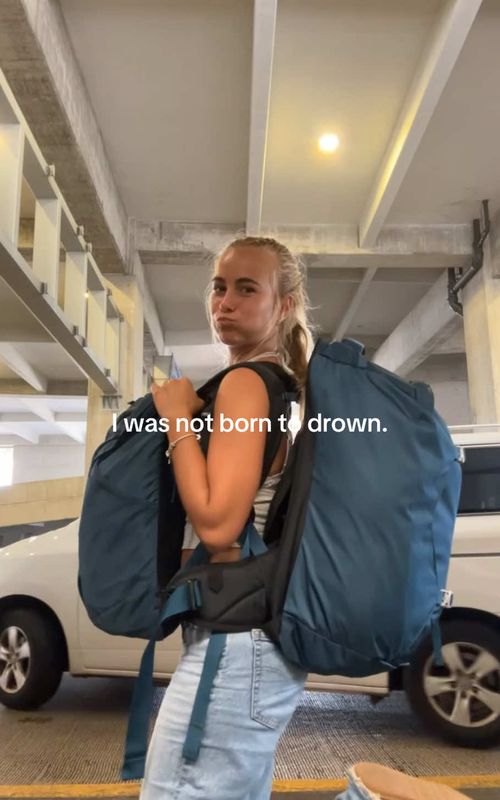 I dreamed of this for years and it finally coming true feels so full circle #backpacking #solotraveling #summer #travelingtheworld #travel #solotravel #travelyoung #backpacker #hawaii #travellife #summervibes 