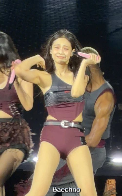 Jennie fighting the Singapore heat  #BLACKPINK #블랙핑크 #WORLDTOUR #DEADLINE #jennie 