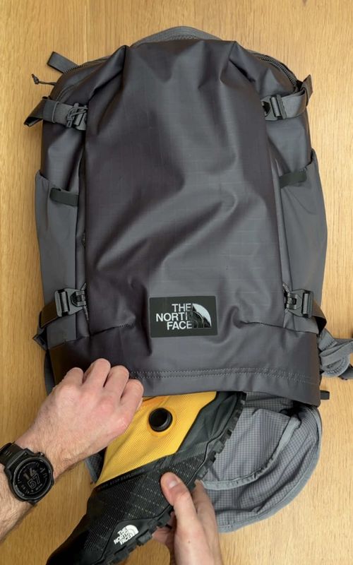 ASMR PACKING with The North Face  Base Camp Voyager Pro Backpack 🎒 • Durable & lightweight ✈️ • Padded straps + back panel 🧘‍♂️ • Cabin Bag  • Full clamshell opening 📦 • Modular travel system 🔗 @thenorthface_europe @thenorthface  #thenorthface #travel #asmr #unboxing #getready