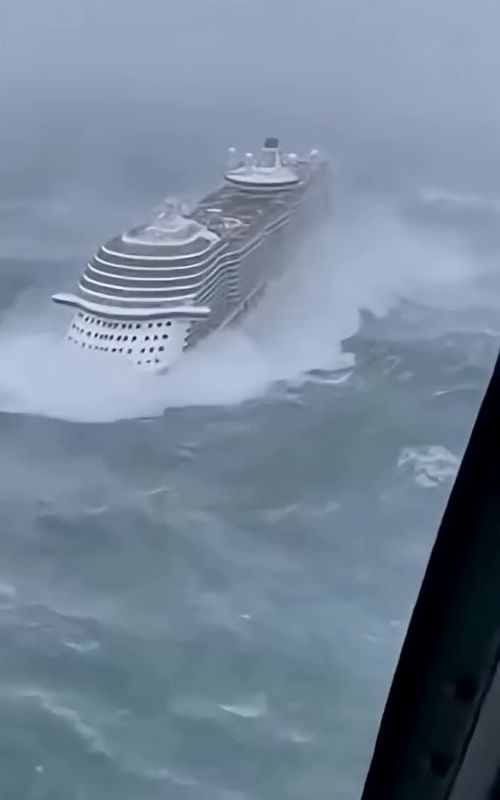 This Cruise Ship Couldn't Handle the Monster Waves #maritime #extreme #danger 