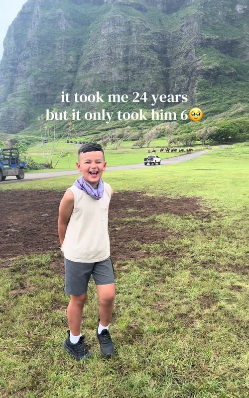 hawaii with my best friend💙🌺 #travelingwithkids #solotravelmom#kualoaranch#jurassicpark#dinasours