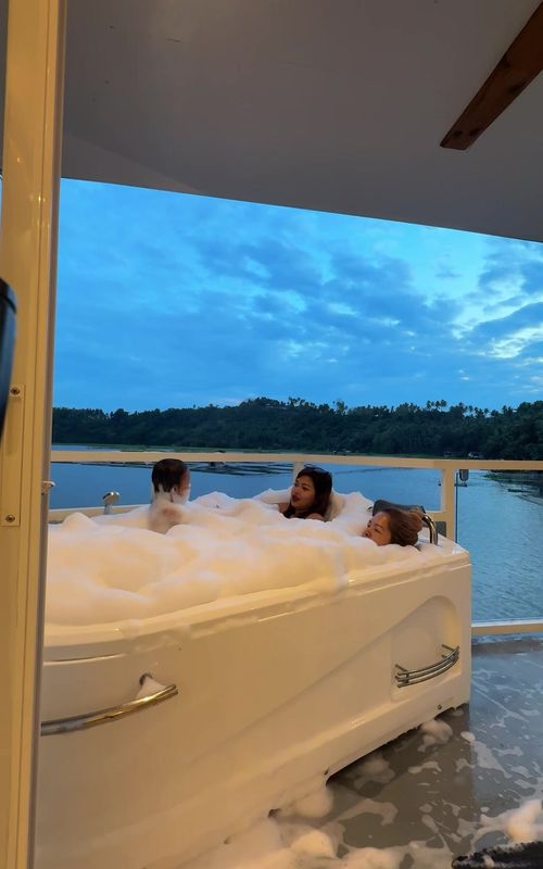 A hidden gem in San Pablo with stunning lake and mountain views, a laid-back vibe, and unlimited heated jacuzzi… perfect for slow, intentional celebrations. 🌿💫 @casita lago  #casitalago #sanpablolaguna #hiddengemph #staycationph #lagunastaycation 