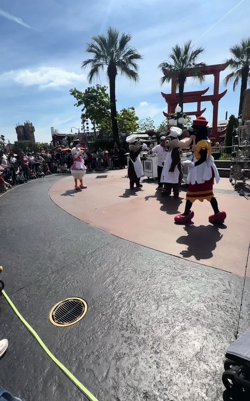 Clarabelle don’t mess around😂 #Disneyland #disneyparks #californiaadventure #fyp @Disney Parks 