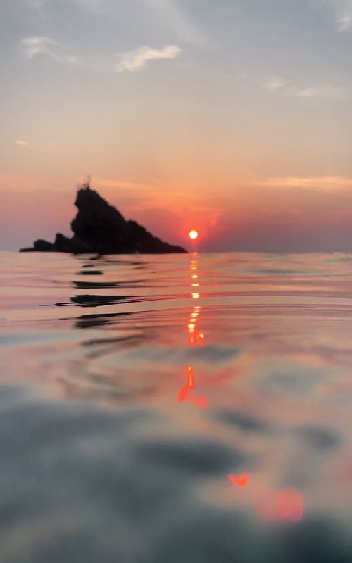 sunset swim #traveltiktok #italytravel #beachlife #ocean #travel #beautifuldestinations 