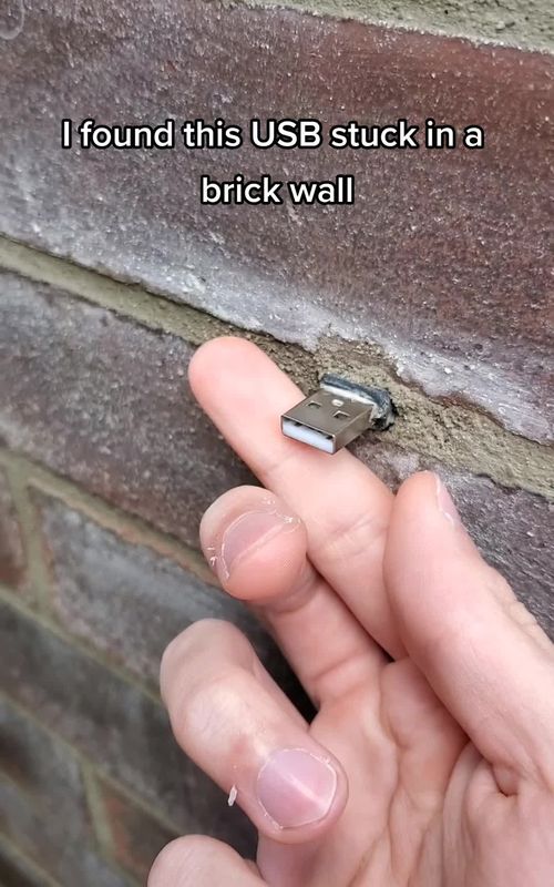 don't trust random USBs! #pc #pctips #pcbuilding #usb #techtok #TechTips #mryeester 