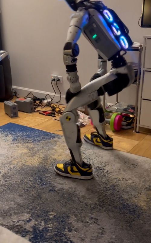 Rizzbot learning to twerk. #robot 