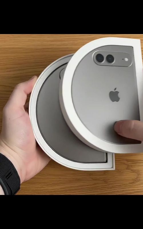A circular foldable iPhone for the first time in the United States. #iphone #apple #iphonefold #smartphone 