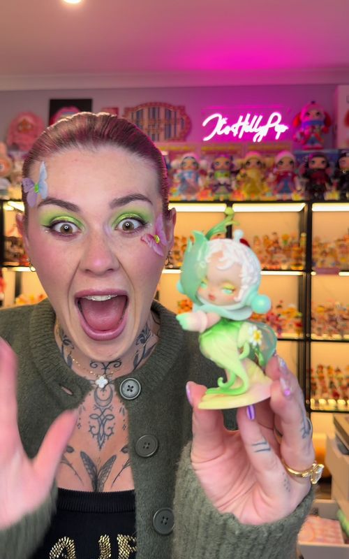 AGHHHH let’s open the new Skullpanda “Petals in four acts” series 🌹🌸🌻🌼🥀💐☘️  I NEED to know which ones are your favourites?!??  @POP MART @POP MART AU  #blindbox #mysterybox #popmart #unboxing #skullpanda 