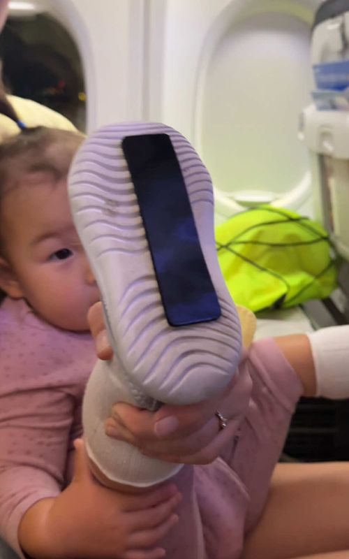 This way, your baby’s shoes will always be visible — my sister says that after every flight, they find at least 2–3 baby shoes left behind🤪#momlife #momhack #travel #airport #airplanehack #travelhacks 